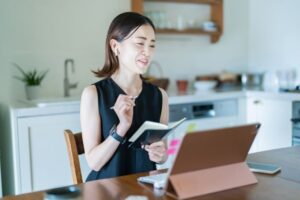 パソコン教室のオンライン授業動画を受講する女性②