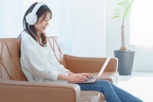 パソコン教室のオンライン授業動画を受講する女性①